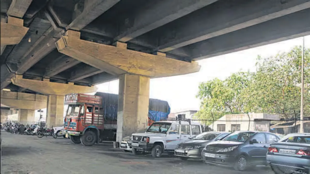 No-Parking Zone Under Ulubari Flyover Still Choked Despite ₹2,000 Fine
