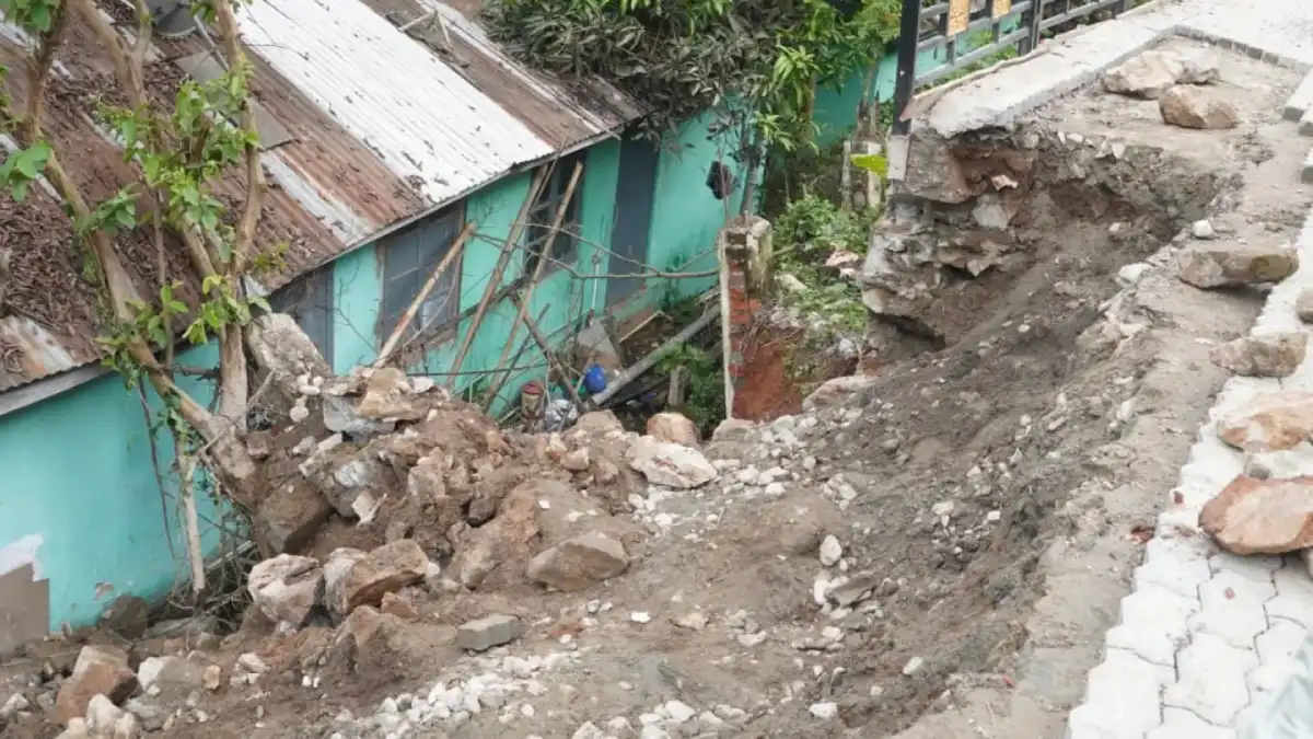 Road Collapse Near Lok Bhavan Raises Concerns in Guwahati